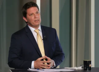PF cumpre mandados contra Mario Frias e produtora de filme sobre Bolsonaro