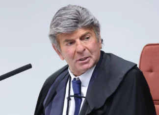 Fux suspende decisão de Dino e restabelece ordem do TSE sobre publicações