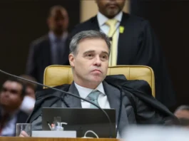 TSE determina remoção de posts que associam Flávio Bolsonaro a retirada do título de Nossa Senhora
