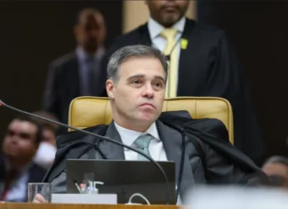 TSE determina remoção de posts que associam Flávio Bolsonaro a retirada do título de Nossa Senhora