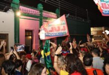 Petistas festejam vitória de Lula na Praça da Mandioca, no Centro Histórico