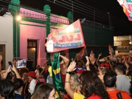 Petistas festejam vitória de Lula na Praça da Mandioca, no Centro Histórico