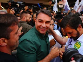 Flávio Bolsonaro muda de posição e confirma presença em debate com Lula na Band
