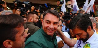 Flávio Bolsonaro muda de posição e confirma presença em debate com Lula na Band