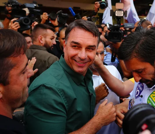 Flávio Bolsonaro muda de posição e confirma presença em debate com Lula na Band
