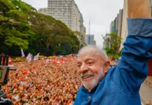 TSE determina retirada de vídeo manipulado divulgado por Flávio Bolsonaro e aliados sobre ato pró-Lula em São Paulo
